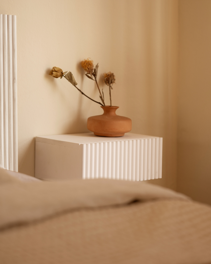 Table de chevet en bois massif flottant ton blanc de 40cm